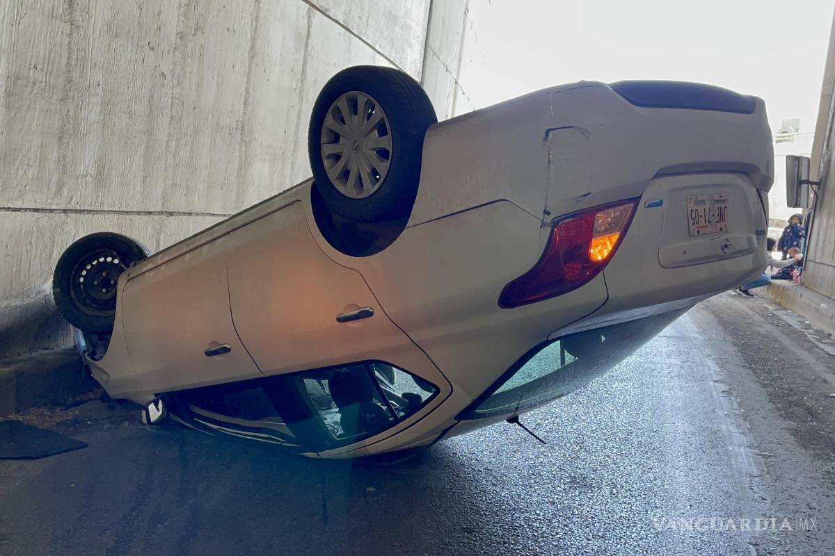 Saltillo: vuelca familia en deprimido de Paseo de la Reforma; madre y menores resultan ilesos