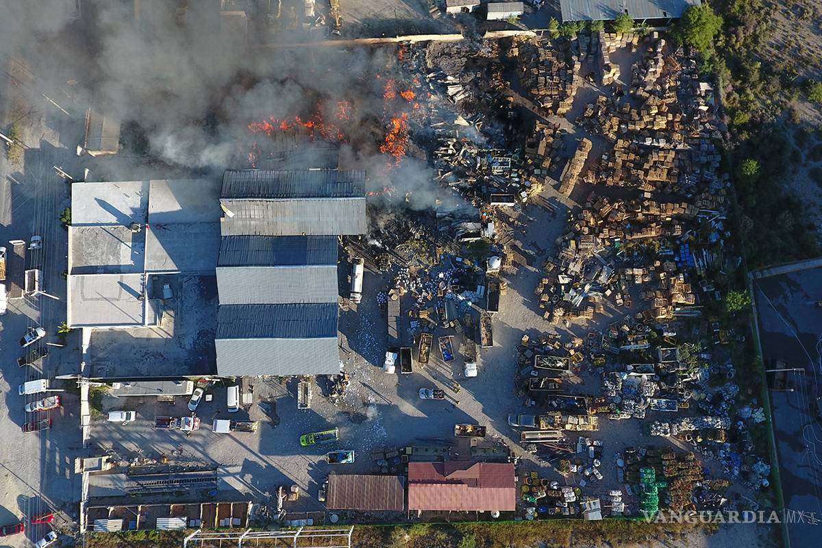 $!Incendio consume recicladora en Arteaga, Coahuila (Fotos)