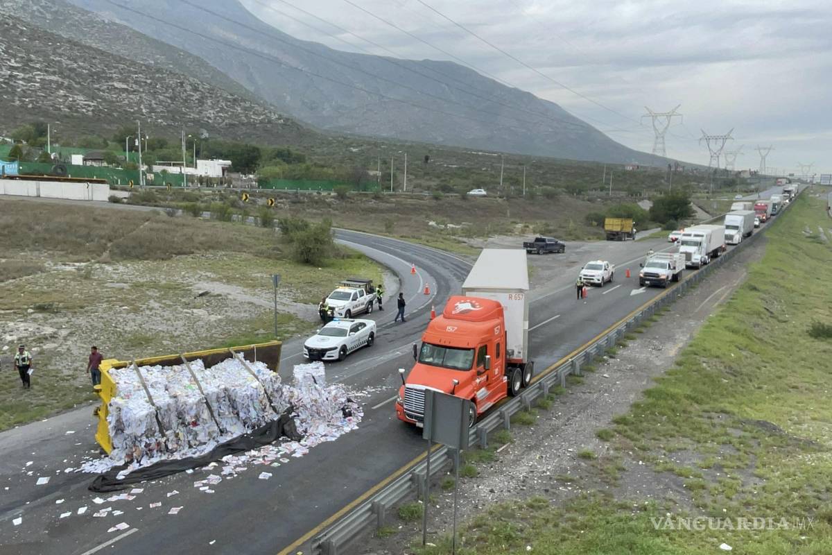 Se desprende contenedor de camión tras maniobra acelerada; afecta tránsito en la Saltillo-Monterrey