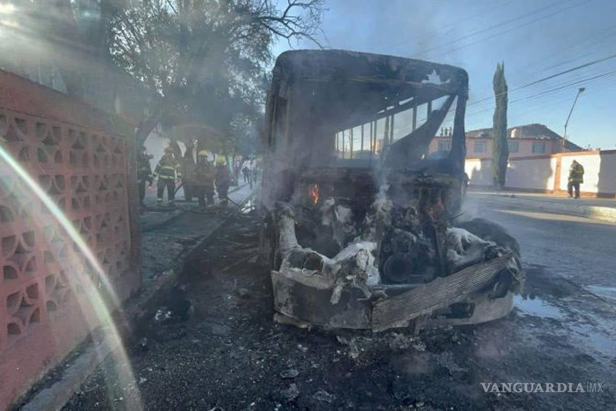 $!Elementos de la Policía Municipal cerraron la vialidad para prevenir riesgos mientras los bomberos controlaban el siniestro.