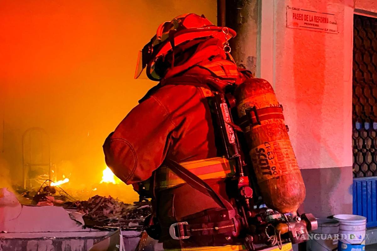 $!Policías y bomberos trabajaron en coordinación para atender el siniestro en la madrugada.