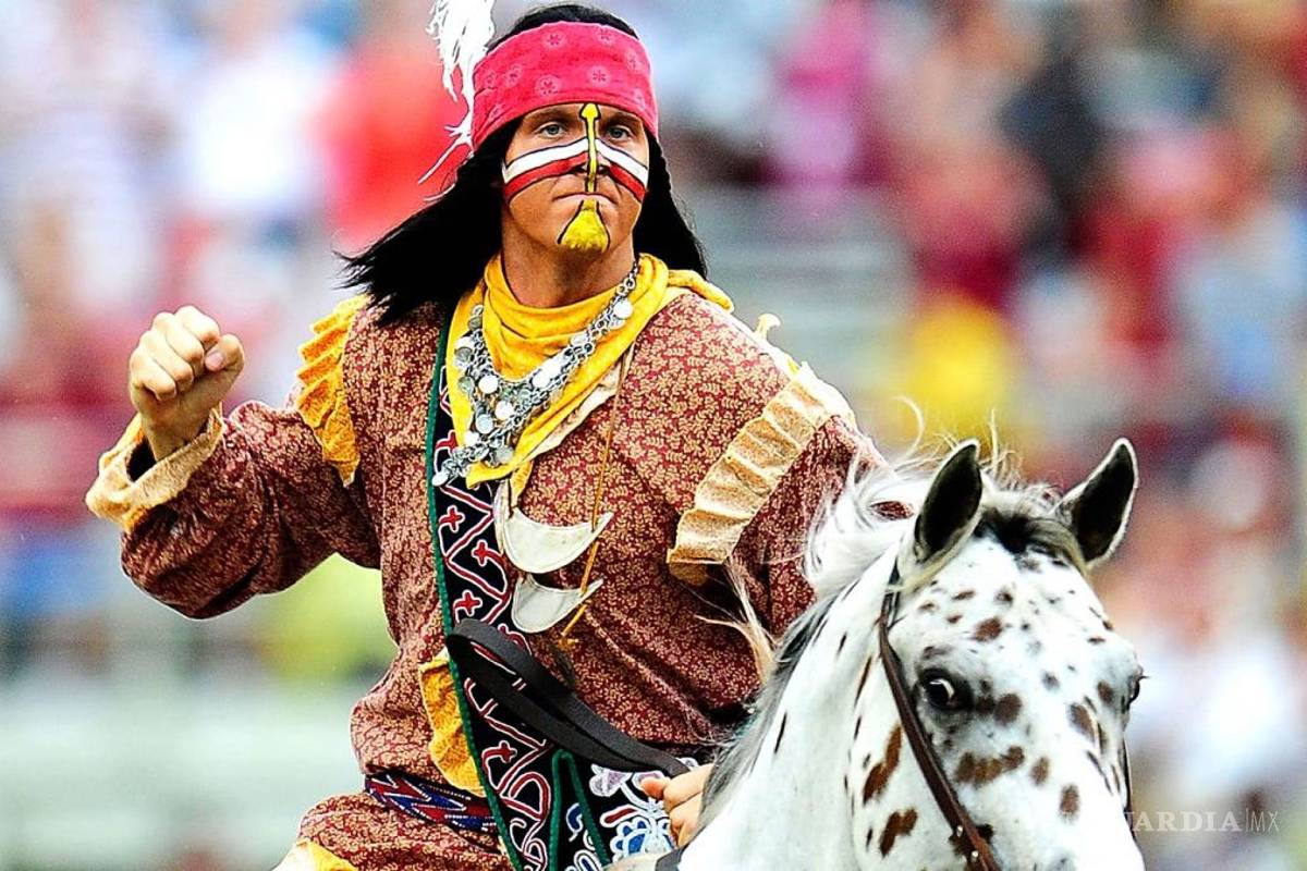 Buscan eliminar mascotas indígenas en el futbol americano colegial de EU