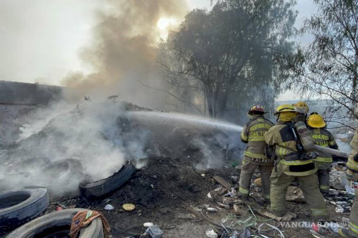 Incendio de basura y plástico genera densa columna de humo al poniente de Saltillo