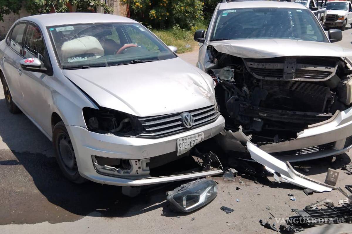 Turistas regios provocan percance en calles de Parras de la Fuente; no hay lesionados