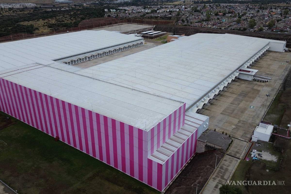 A un mes de su inauguración, megafarmacia de AMLO luce fantasmal