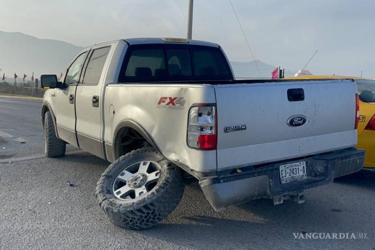 $!La camioneta fue dañada en una de las llantas traseras.