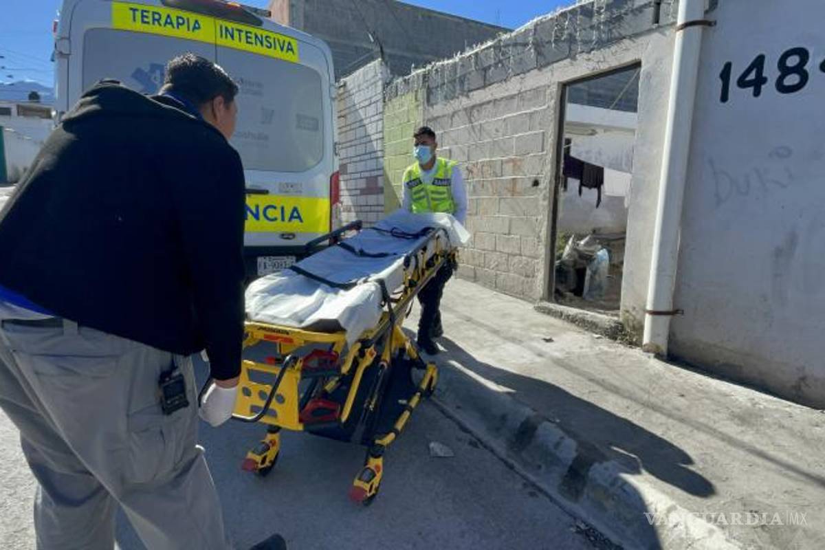 $!Paramédicos de la Secretaría de Salud brindaron atención prehospitalaria a la mujer lesionada en la colonia San José.