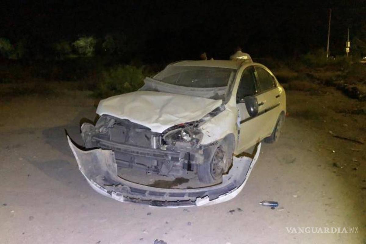 $!El auto terminó casi destrozado.