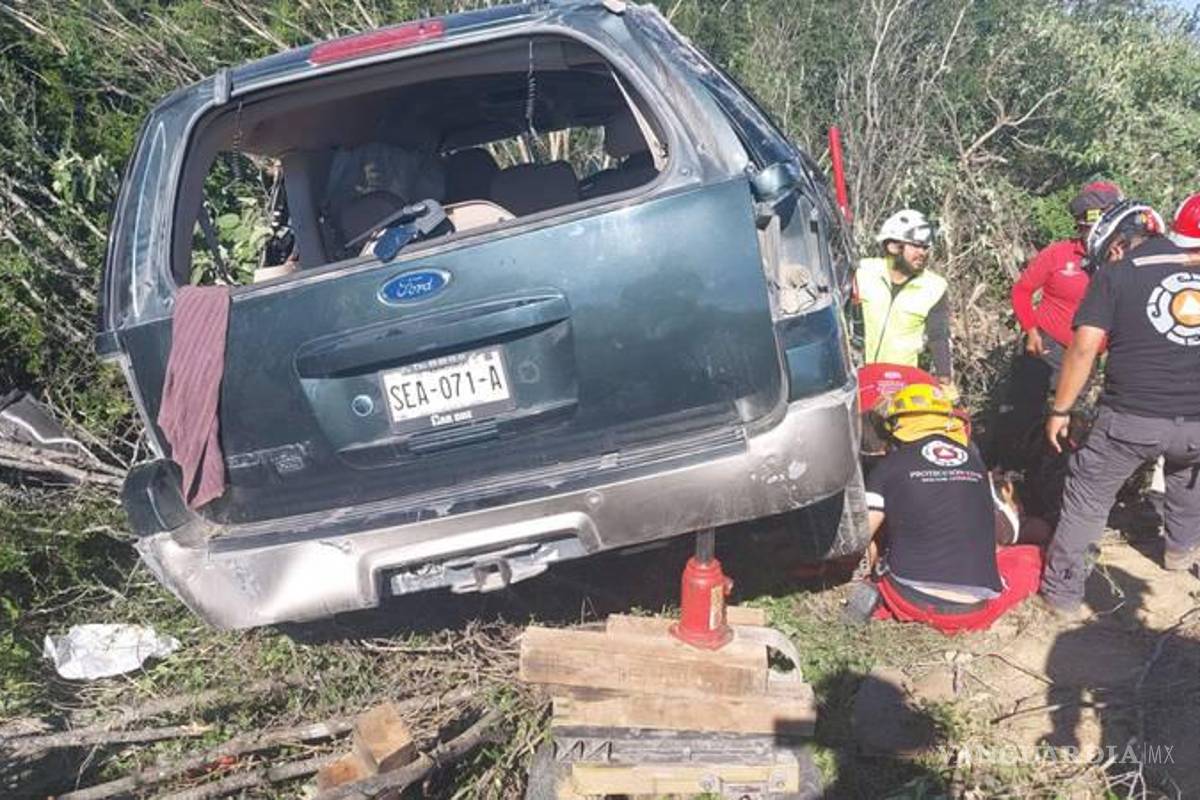 Tres mujeres murieron tras volcar en su camioneta, en Nuevo León