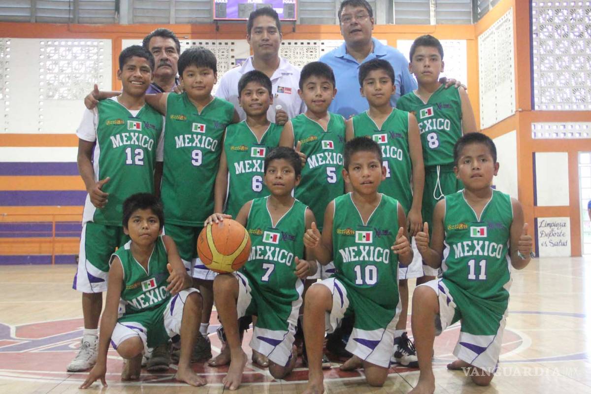 Corren a niños Triquis de su propia cancha