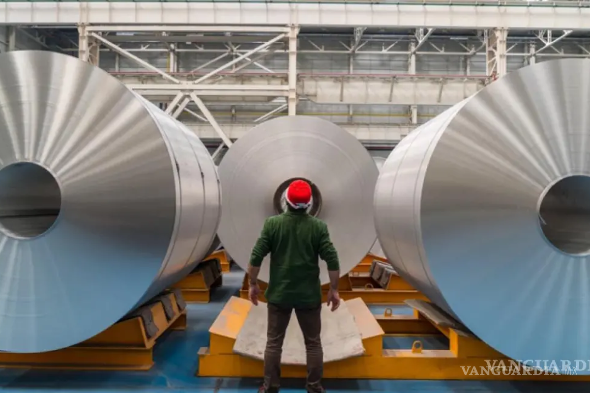 $!El presidente Donald Trump oficializó ayer la aplicación de aranceles de 25 por ciento a las importaciones acereras y de aluminio.