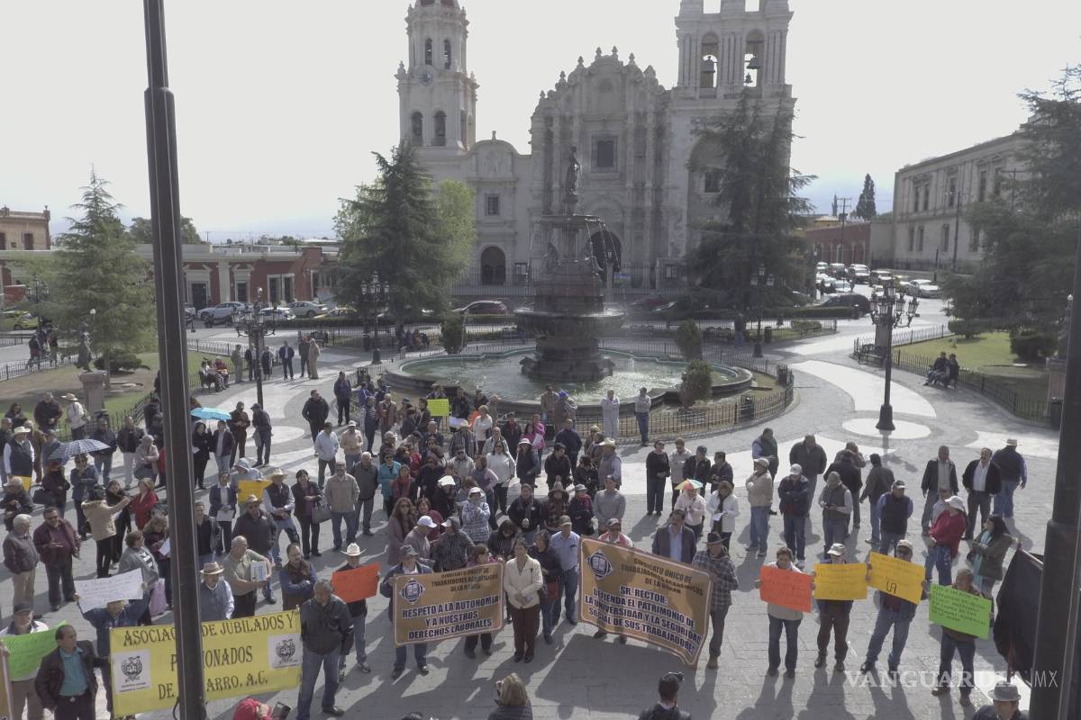 Marchan en Saltillo profesores en huelga