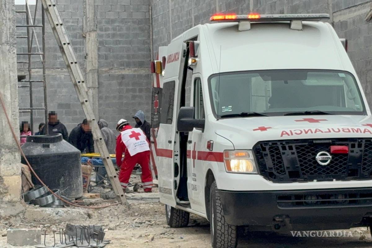 Cae albañil de 68 años de un andamio y es trasladado delicado a un hospital, en Saltillo