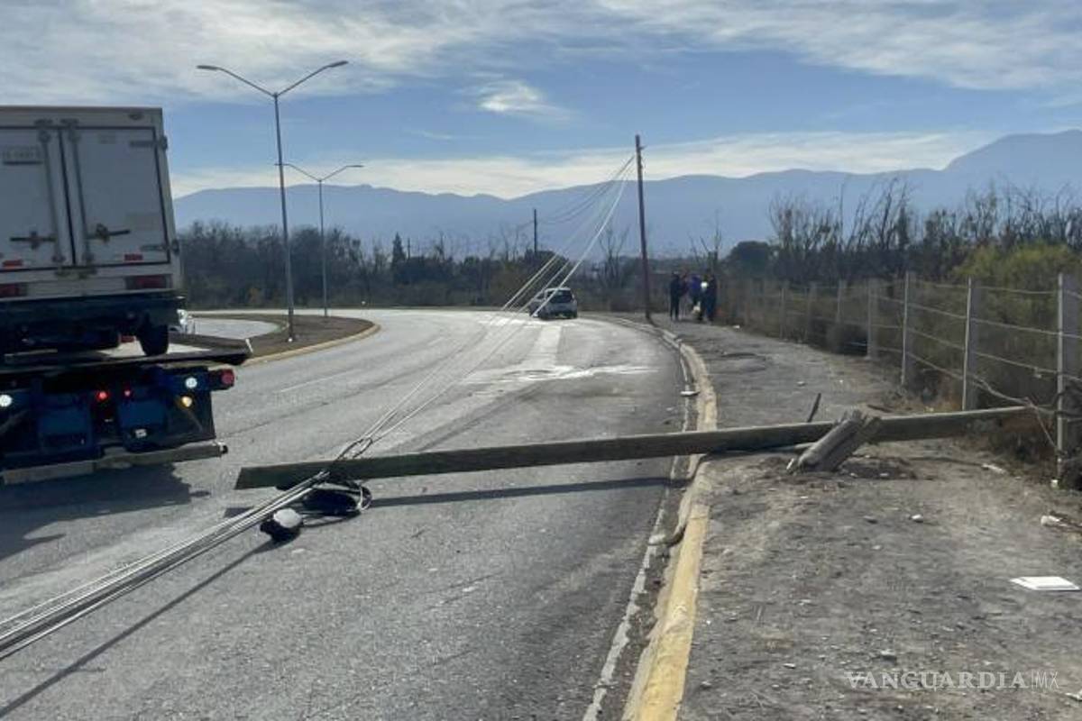 $!La camioneta de reparto terminó fuera de la vía luego de perder el control en la curva, causando el derribo del poste.