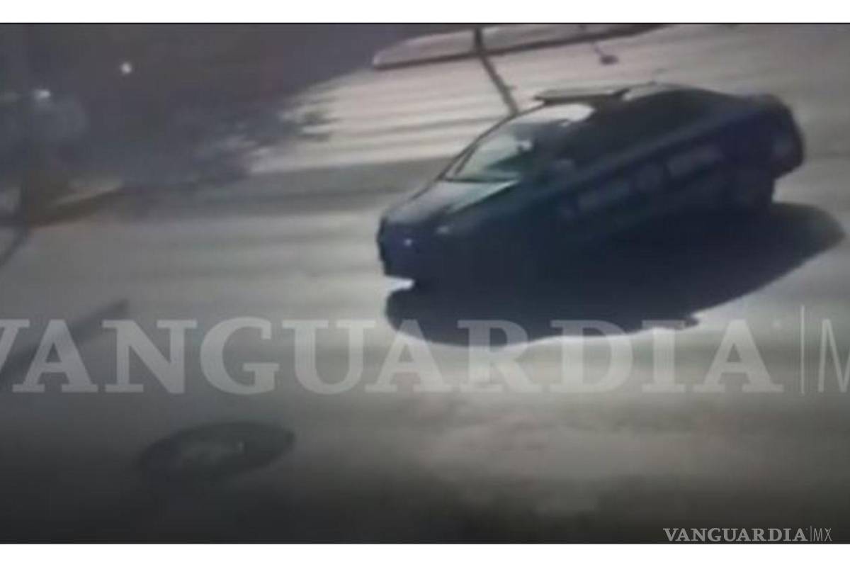 Hasta patrullas de Saltillo dan vuelta prohibida en V. Carranza, donde ayer atropellaron a motociclista (video)