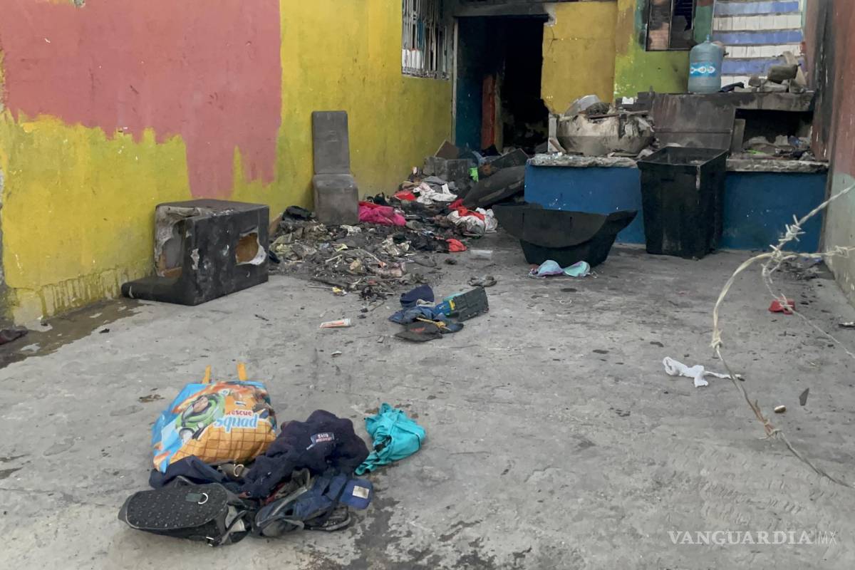 Los sacan de casa, queman ropa y muebles en represalia