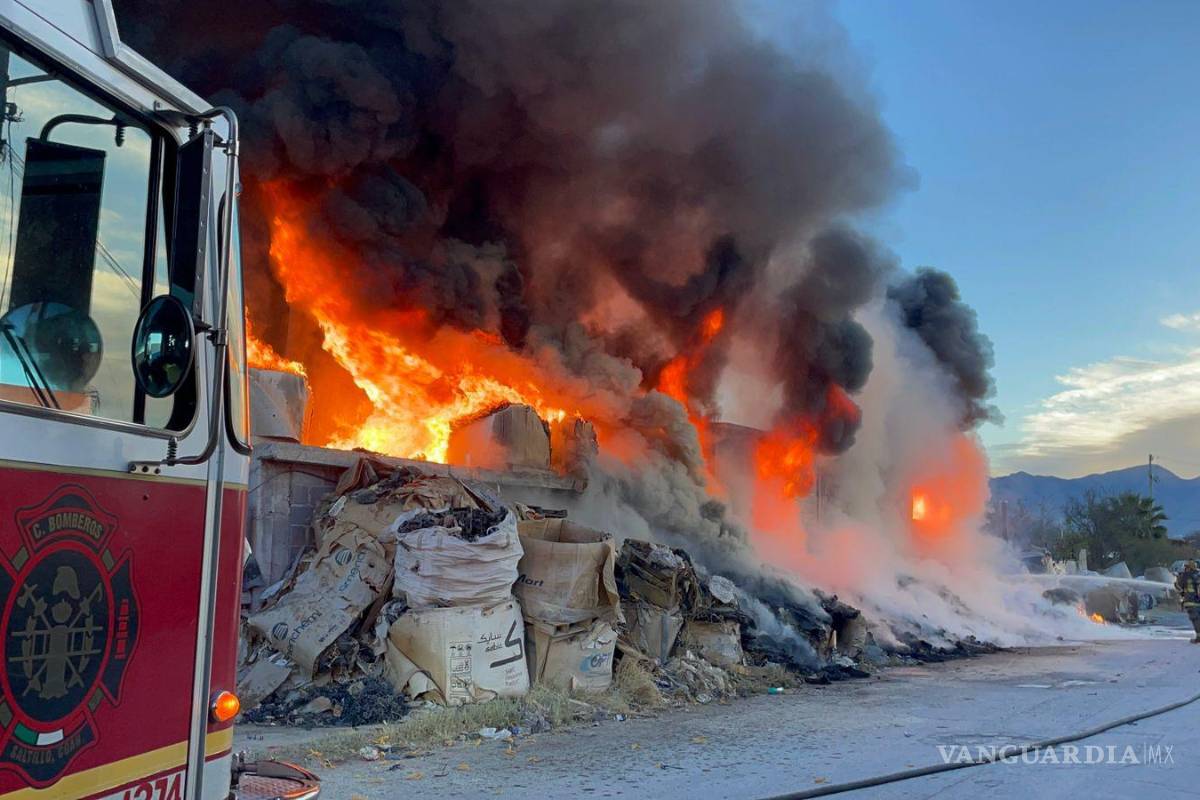 Incendio consume recicladora abandonada en el camino a los Ramones, en Saltillo