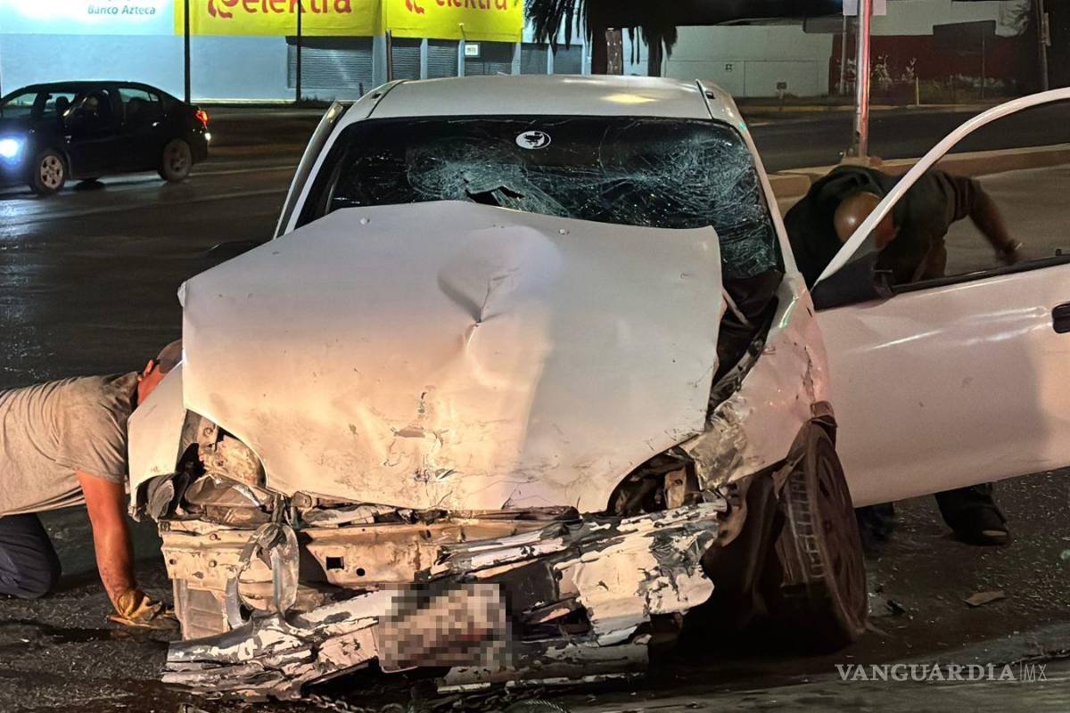 Ignora el rojo y provoca aparatoso choque en Saltillo; deja tres lesionados y es detenido