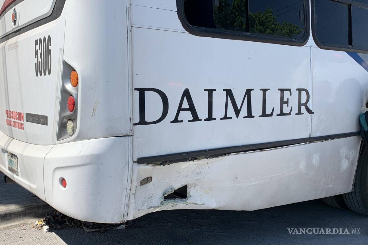 Excuñado persigue y golpea a conductor de taxi; conflicto deja 2 heridos y daños en Saltillo