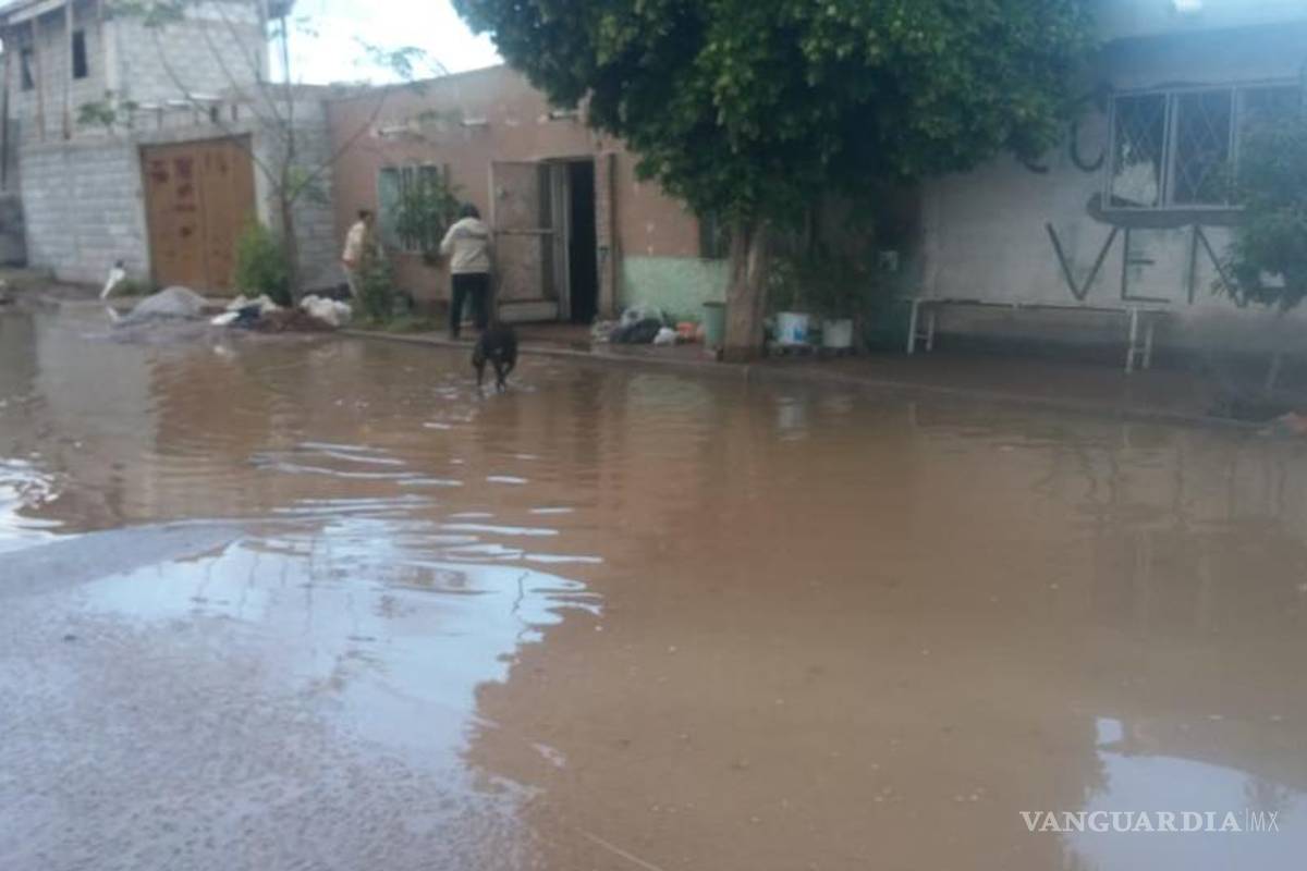 Se desborda canal de riego en ejido de Torreón
