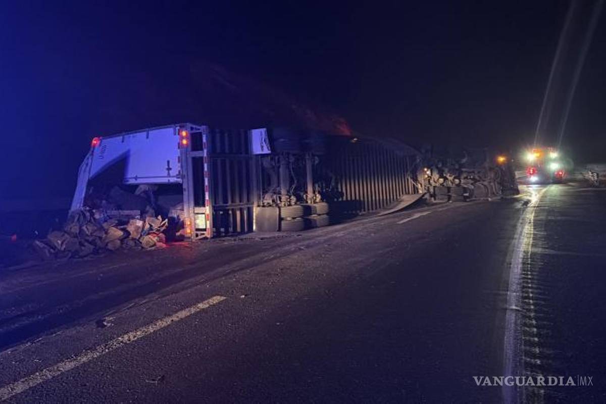 $!La carga del tráiler se desplazó dentro de la caja y causó la volcadura.