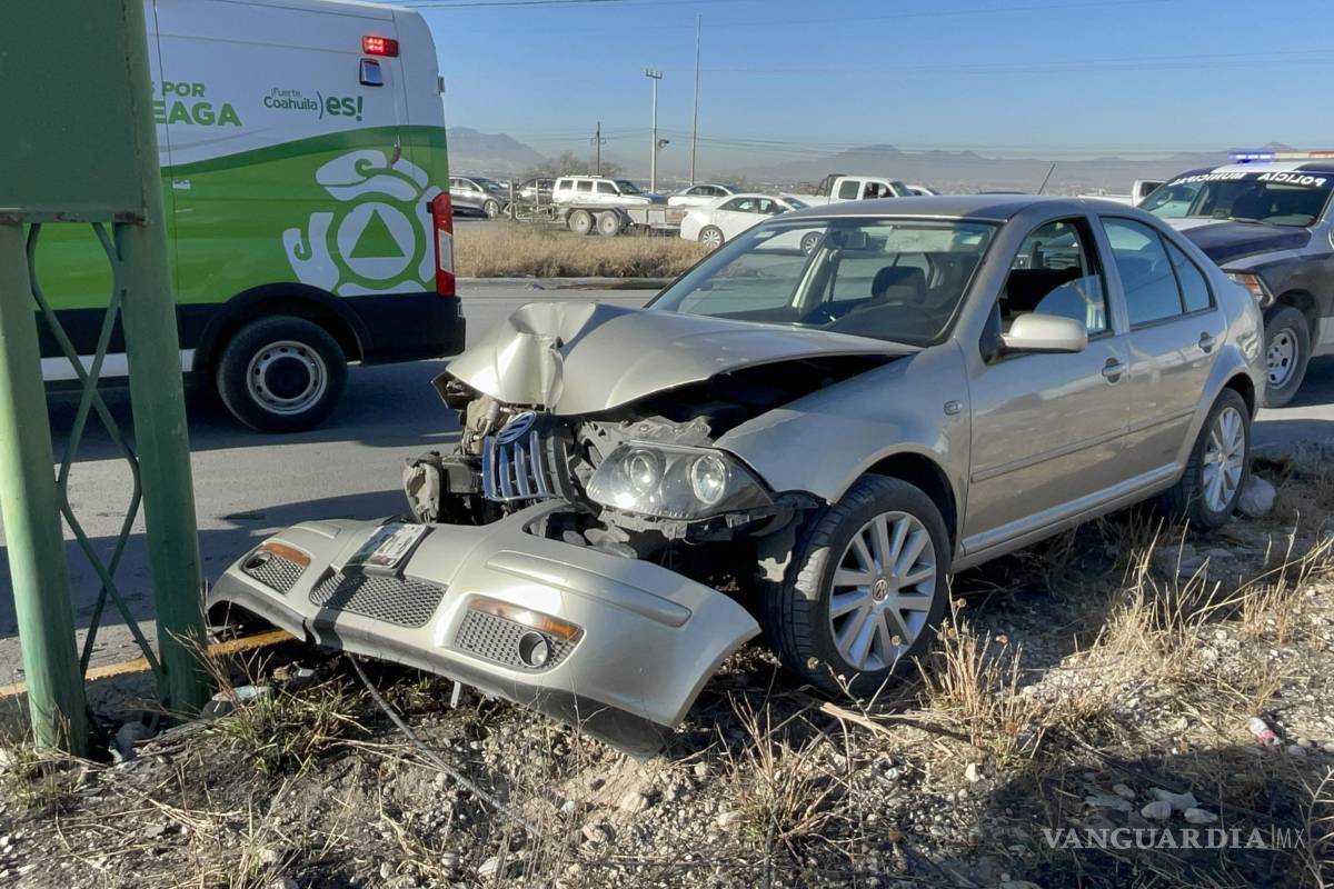Se estrella joven contra poste al intentar evitar semáforo en el libramiento OFT