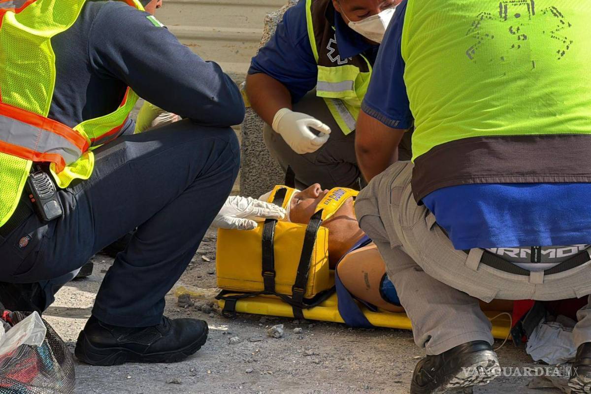 Albañil recibe descarga eléctrica y cae de 10 metros, en Saltillo