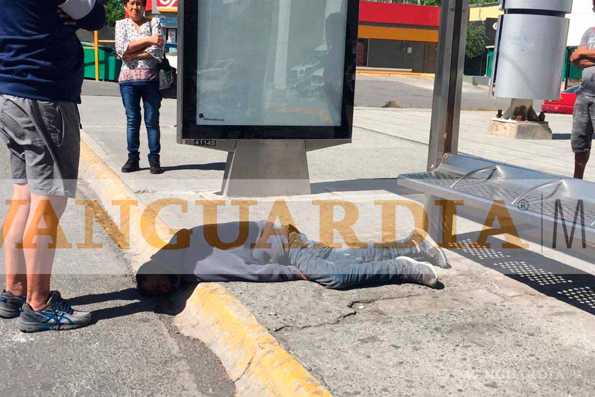 $!Ebrio termina inconsciente en calles de céntrica colonia de Saltillo