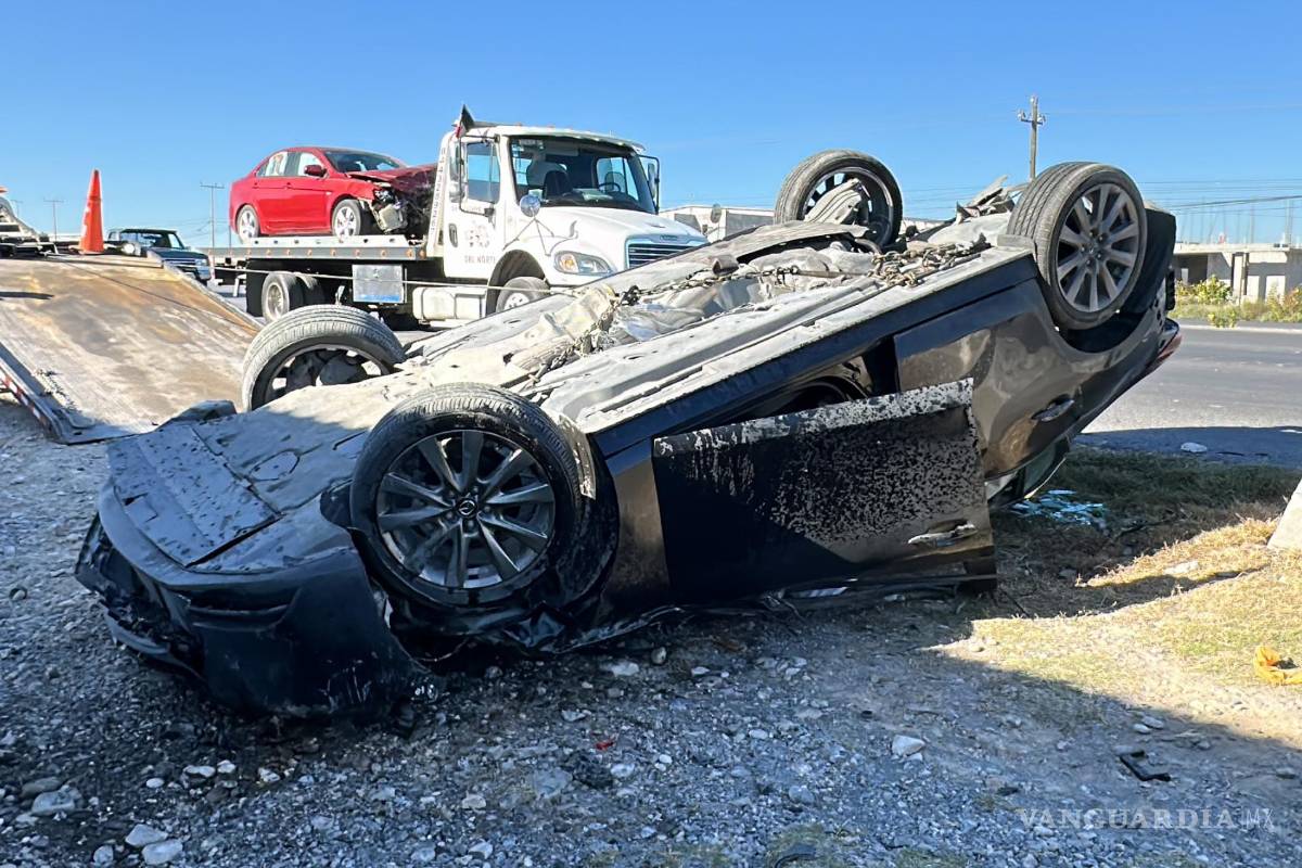 Se le atraviesa y provoca volcadura en el libramiento Óscar Flores Tapia; menor de dos años sale ileso