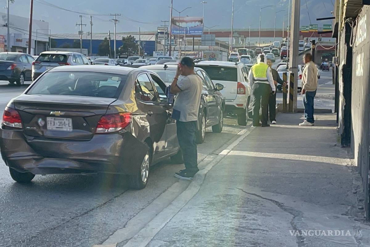 Falla mecánica provoca carambola en el periférico de Saltillo; cinco vehículos involucrados