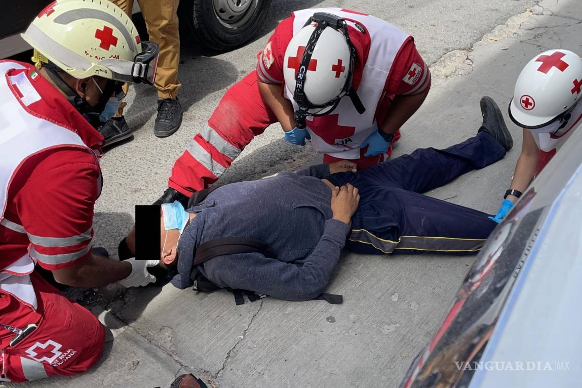 Distraído motociclista se estrella contra vehículo en Saltillo