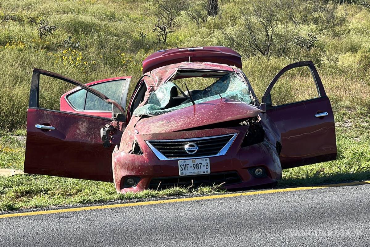 Vuelca tras ponchadura de neumático en la carretera Monterrey-Saltillo