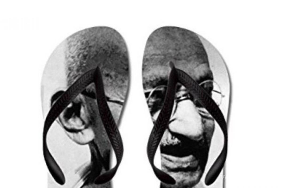 Amazon se mete en problemas en la India, por sandalias con el rostro de Gandhi