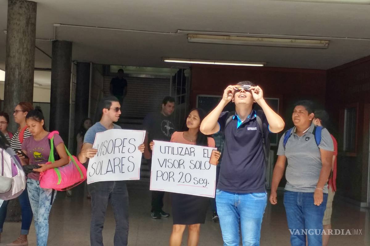 Regios aprecian el eclipse en el Planetario Alfa y la UANL