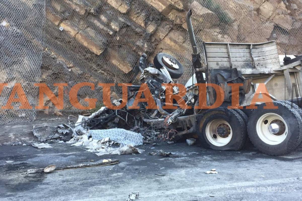 Pierde la vida trailero en volcadura en Coahuila