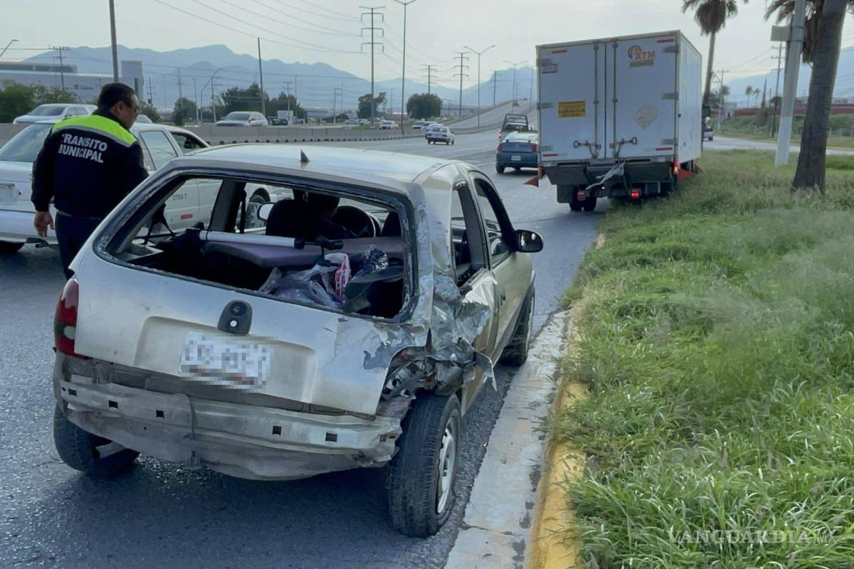 Confunde la salida, se va en reversa y lo embiste un camión al oriente de Saltillo
