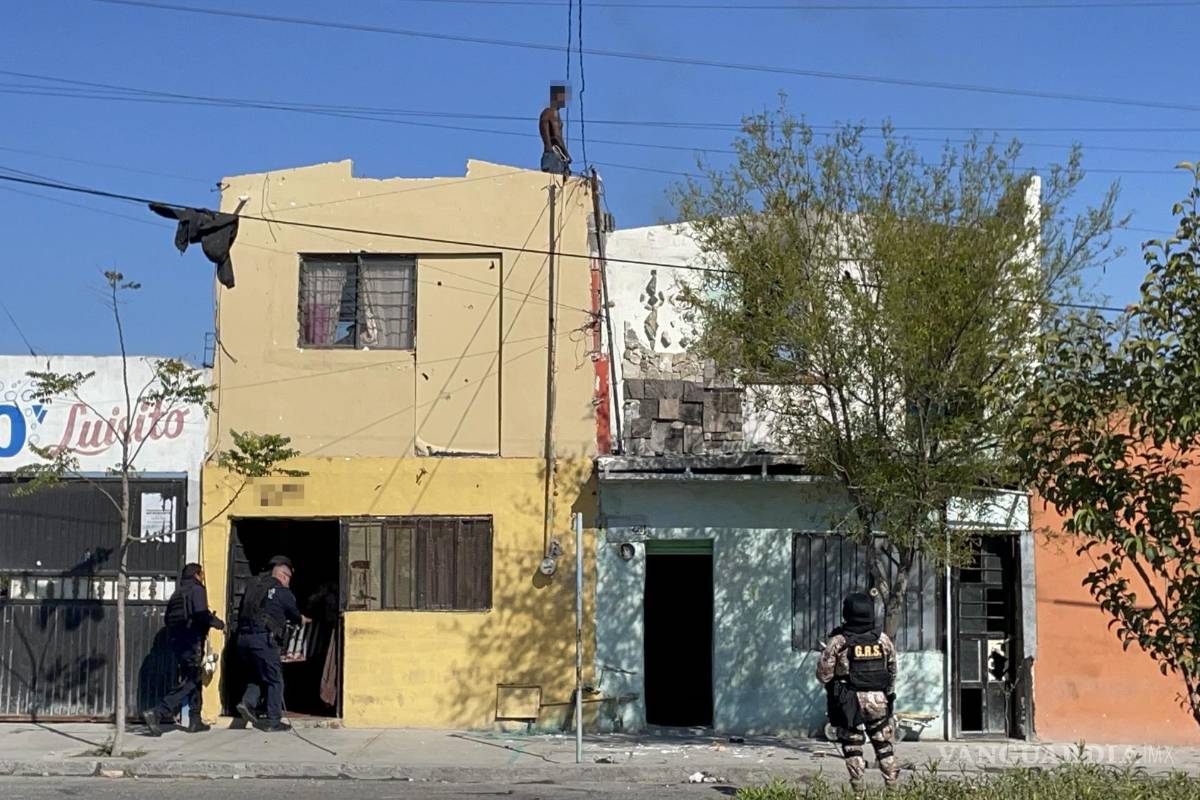 Saltillo: hombre con problemas mentales incendia vivienda y lanza piedras a personas, autos... y oficiales