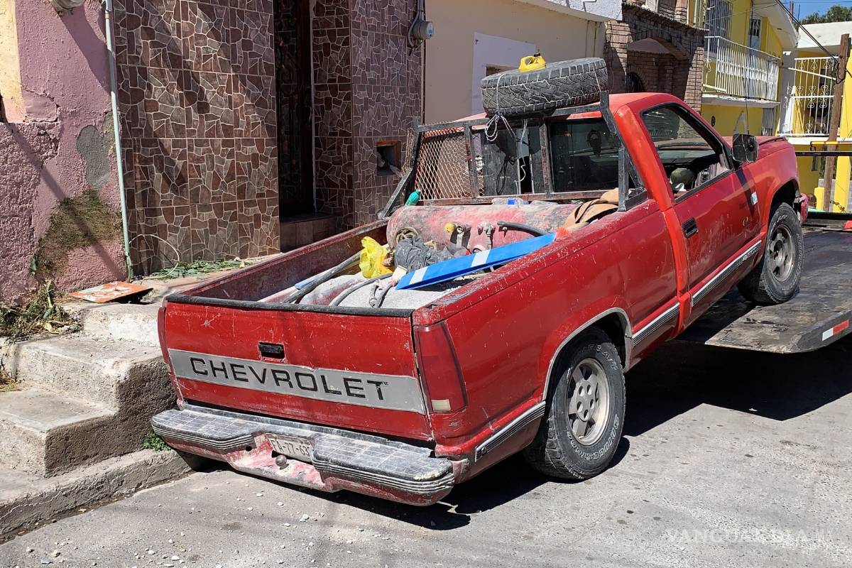 Daña entrada de casa y llama a grúa para evitar el corralón