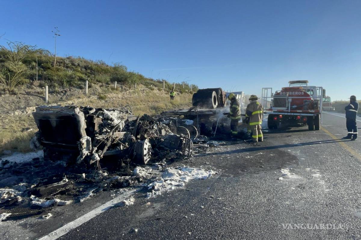 Falla mecánica origina incendio en el libramiento Norponiente; tráiler quedó calcinado