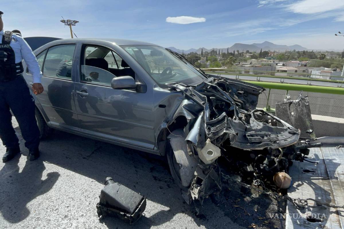 Saltillo: se estrella contra muro de contención; tubos lo salvan de caer desde puente