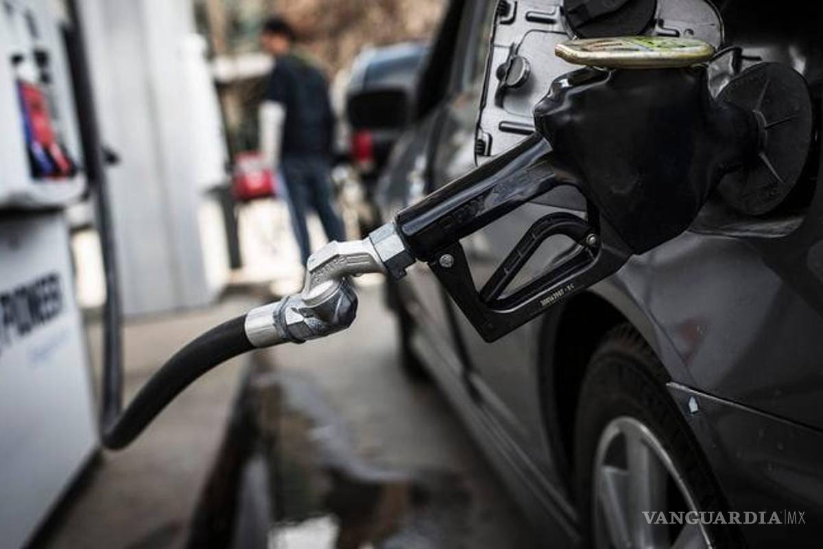 Caída de precios de la gasolina modera la inflación en Canadá en julio