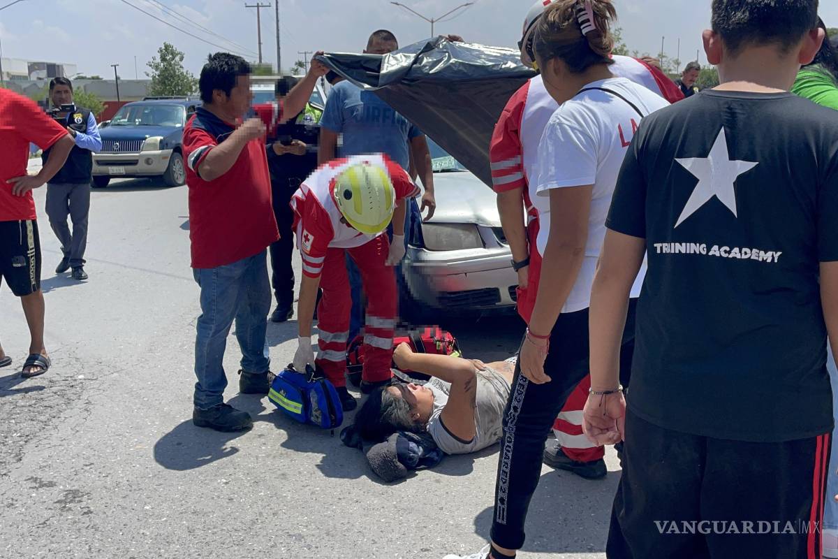 Saltillo: auto con falla arranca a golpes y arrolla a sus dueños; joven es trasladada a hospital
