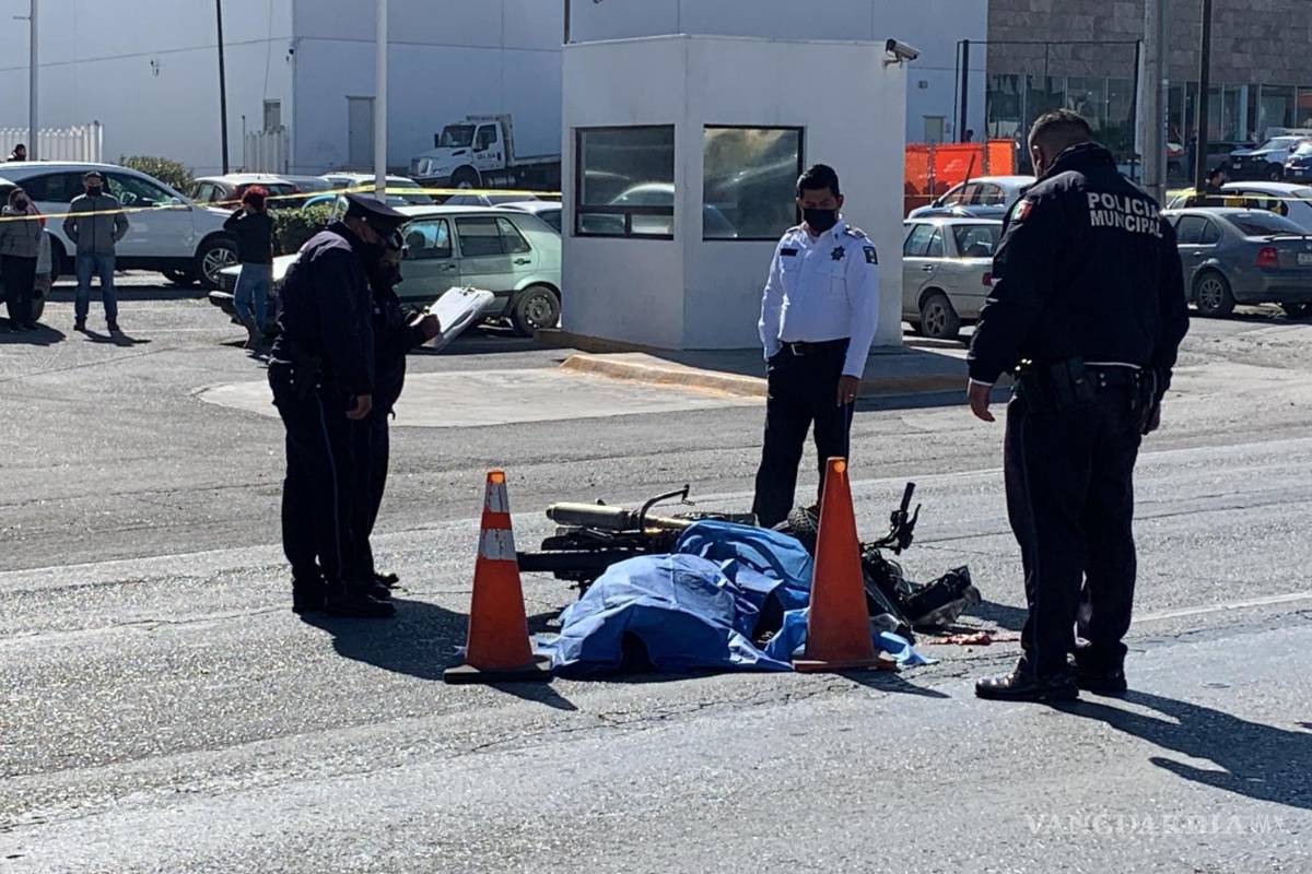Muere motociclista arrollado por trailero en bulevar de Saltillo