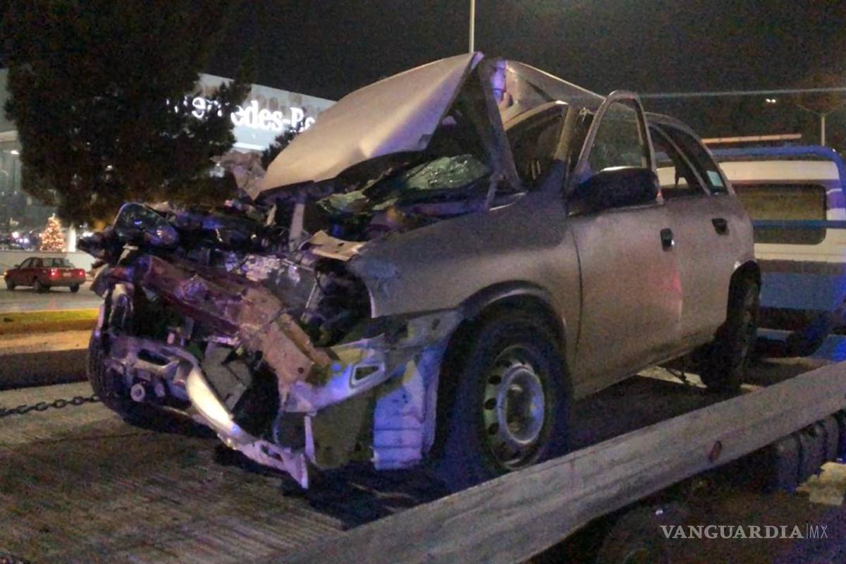 Mujer en estado de ebriedad destroza su vehículo al impactar contra pipa