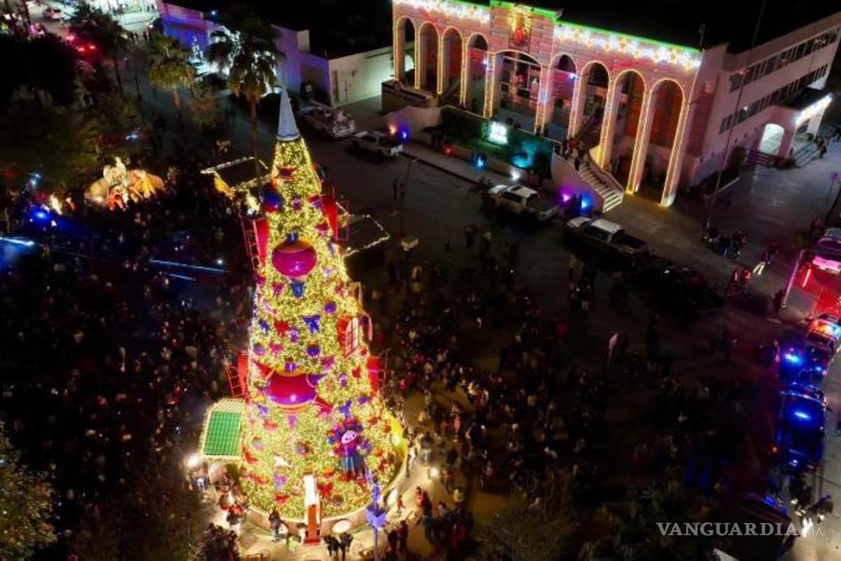 $!Antes del encendido, la plaza principal, en penumbras, esperaba el momento del esperado encendido navideño.