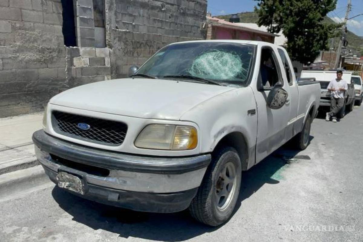 $!Autos estacionados en la colonia El Álamo II resultaron dañados tras el enfrentamiento entre pandillas.