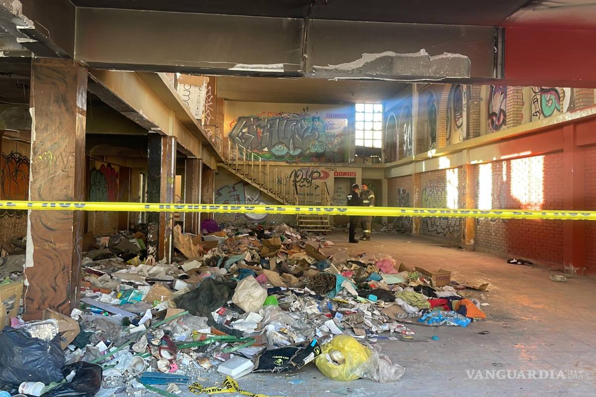 Sujetos incendian edificio abandonado, en Saltillo