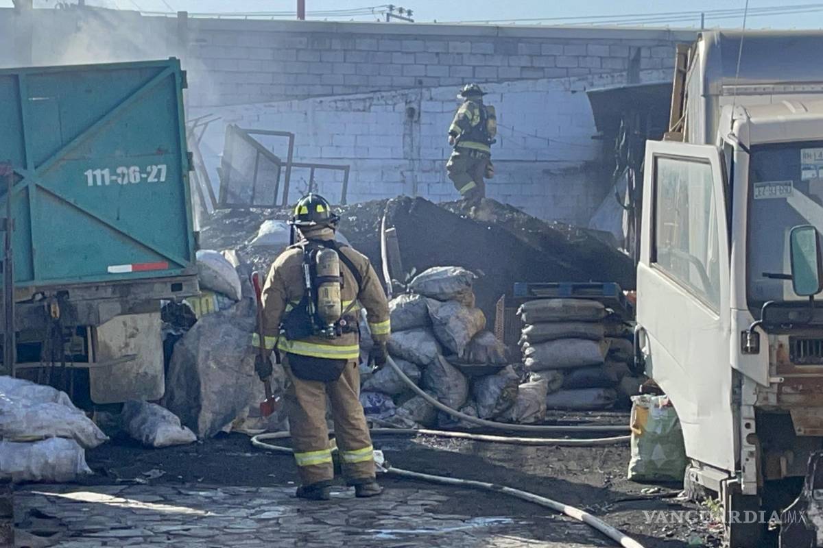 ¡Carbonazo sin carne! Bomberos de Saltillo controla incendio en comercio