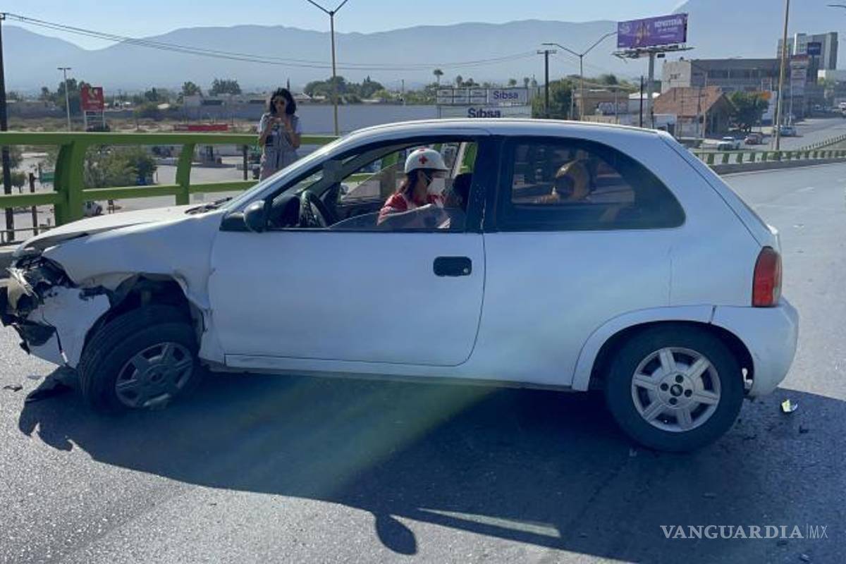 $!El vehículo de José Luis “N”, de 23 años, tras no ver el auto detenido y impactarlo, quedó atravesado en la vía del puente.
