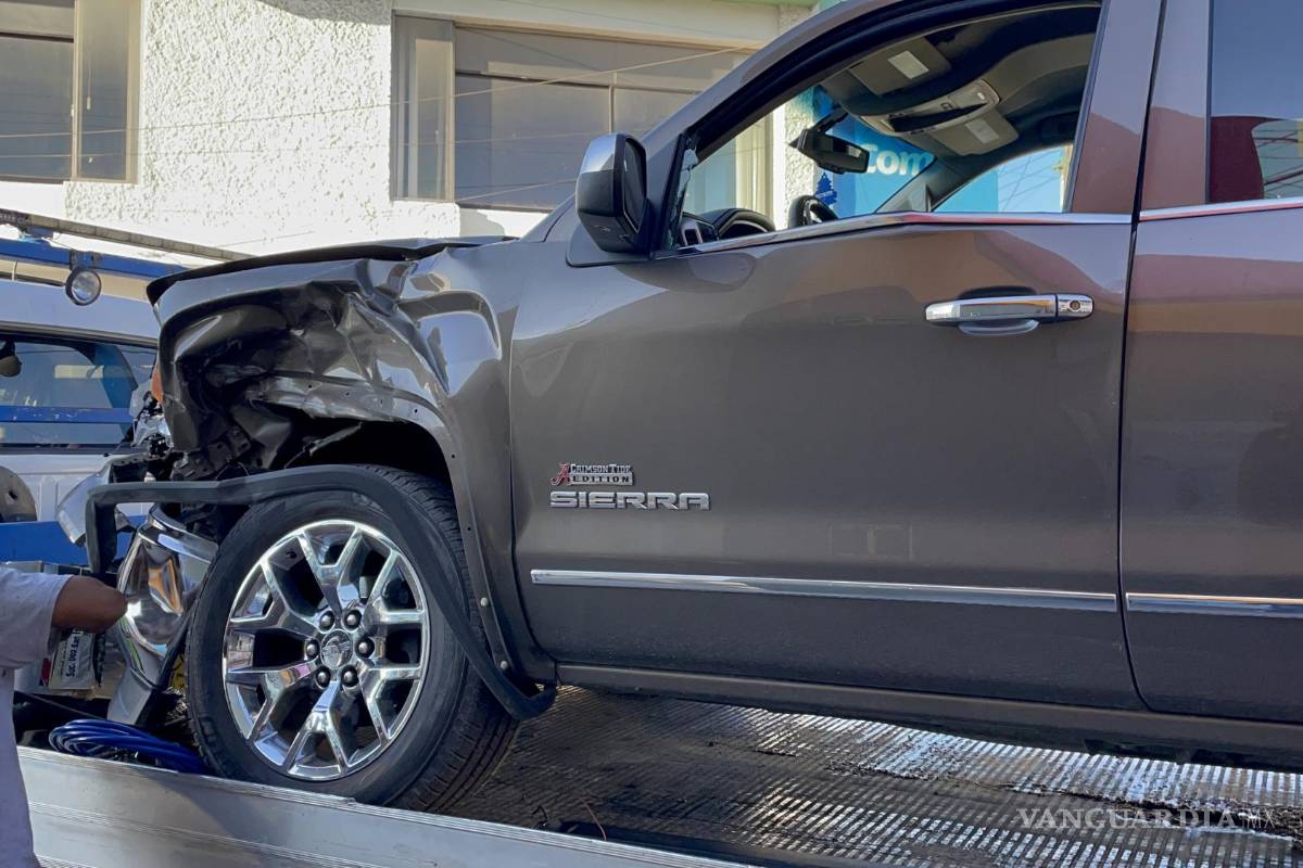 Conductor de Ruta 18 se pasa el rojo y provoca aparatoso accidente en Saltillo; reportan un herido